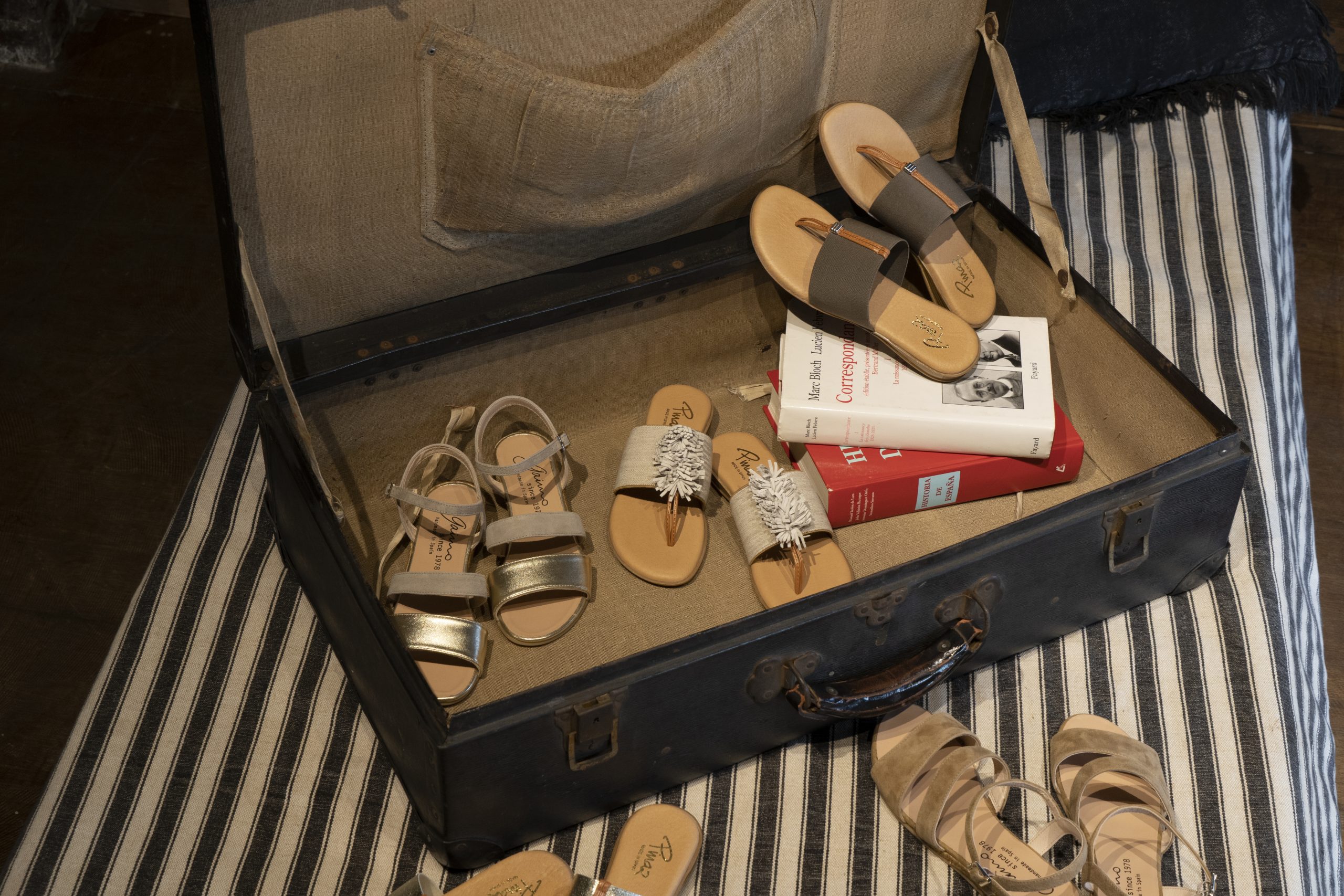 ”Luxe＆Relax ”  フラットサンダルで大人の抜け感を。　　